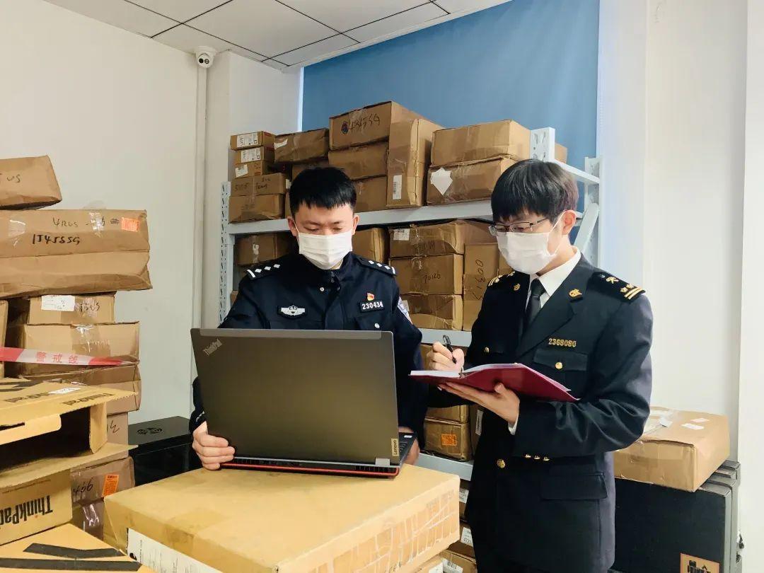 出生于广州的刘佳佳，移民美国后任职缅因州海关暨边境保护局主管，负责三处口岸海关通