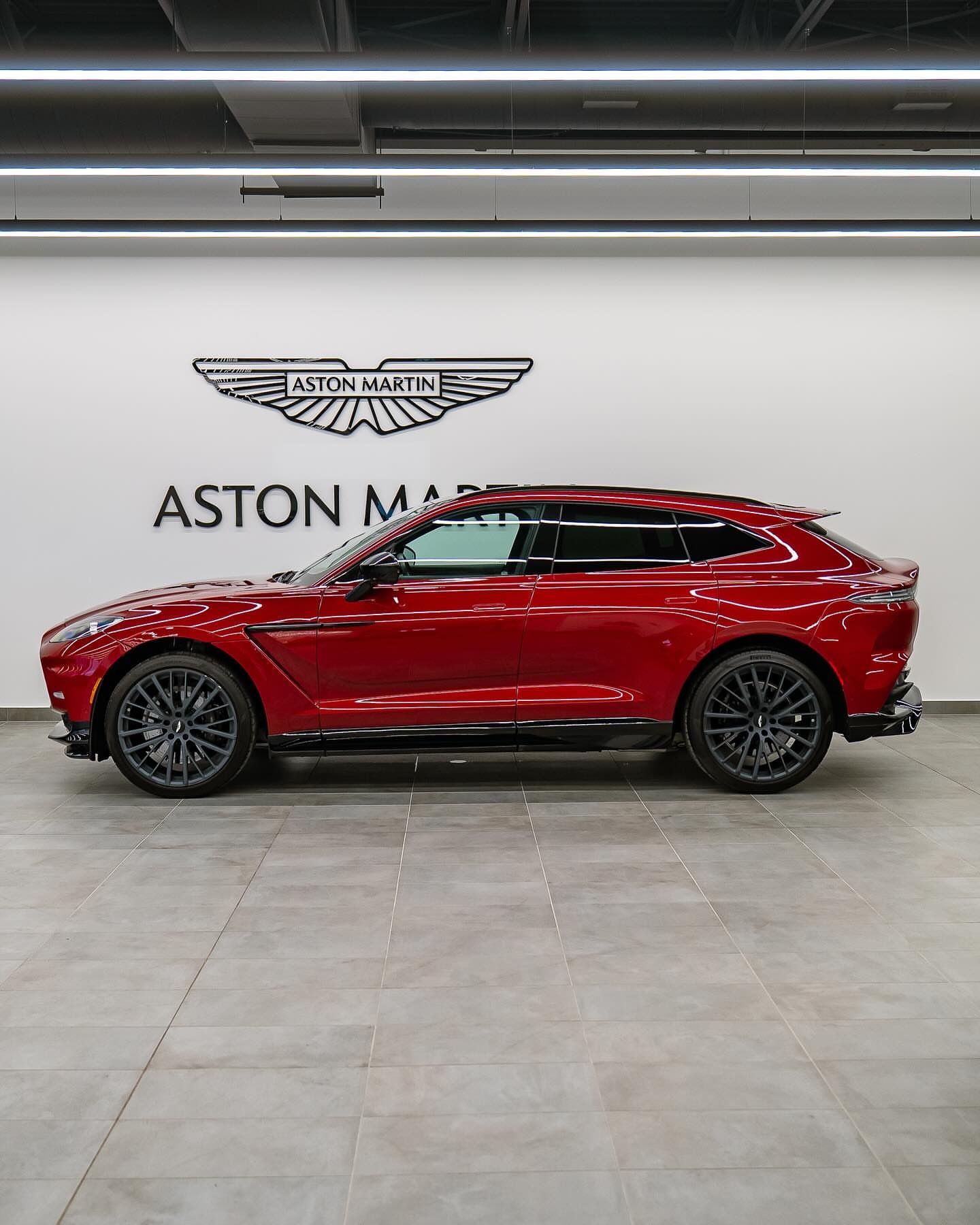 精心雕琢，强大气场， Supernova 红色涂装。阿斯顿·马丁 DBX707，