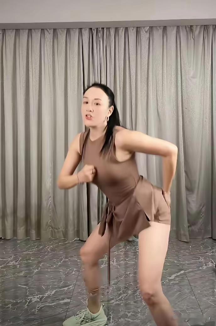56岁钟丽缇直播跳操状态惊艳众人！

一身着咖色无袖运动套装，全程带着粉丝跳减脂