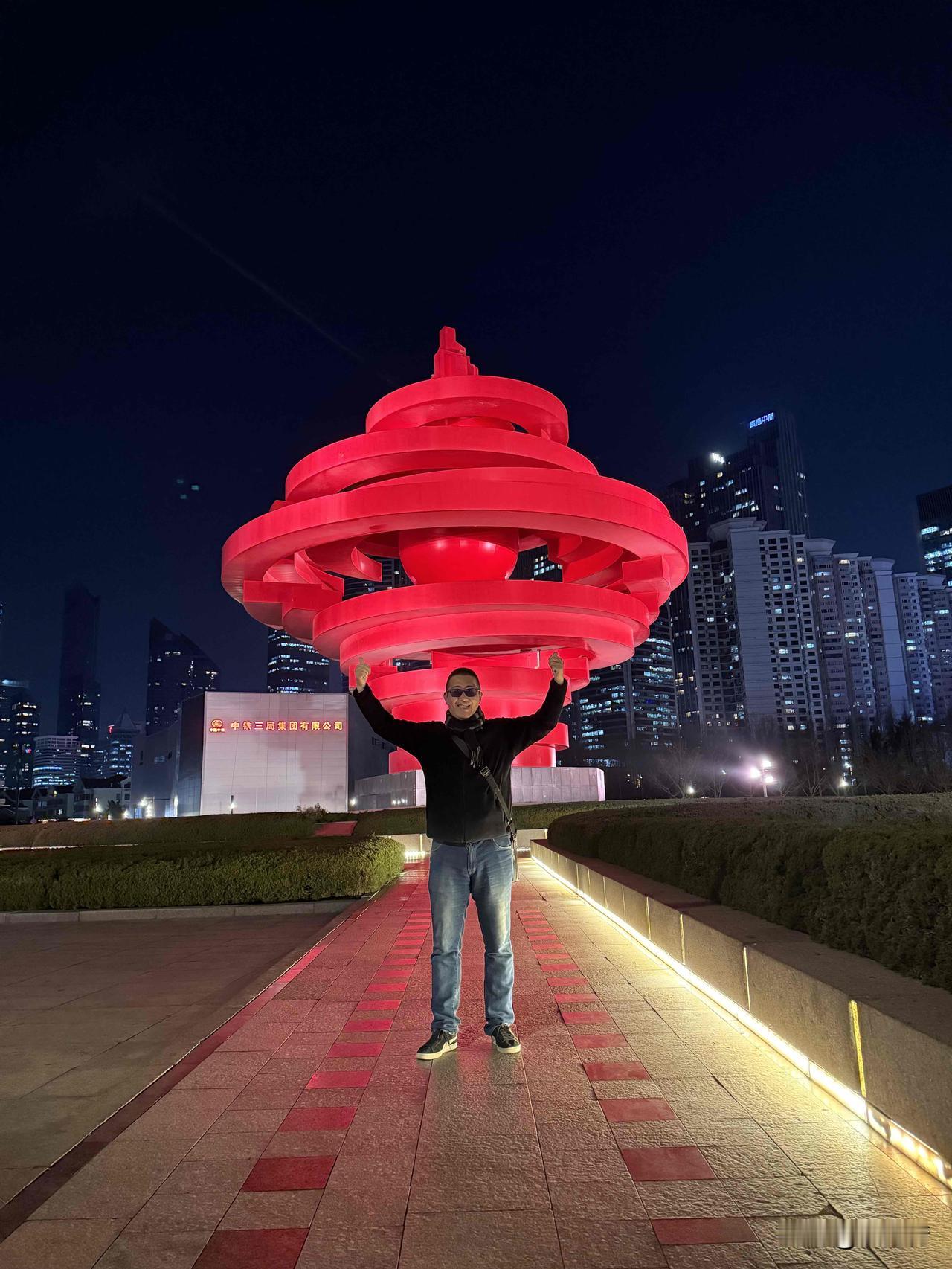 今天在五四广场看到一对夫妇正在拍照，在他们拍完之后，于是我让男士帮我拍照，我给他