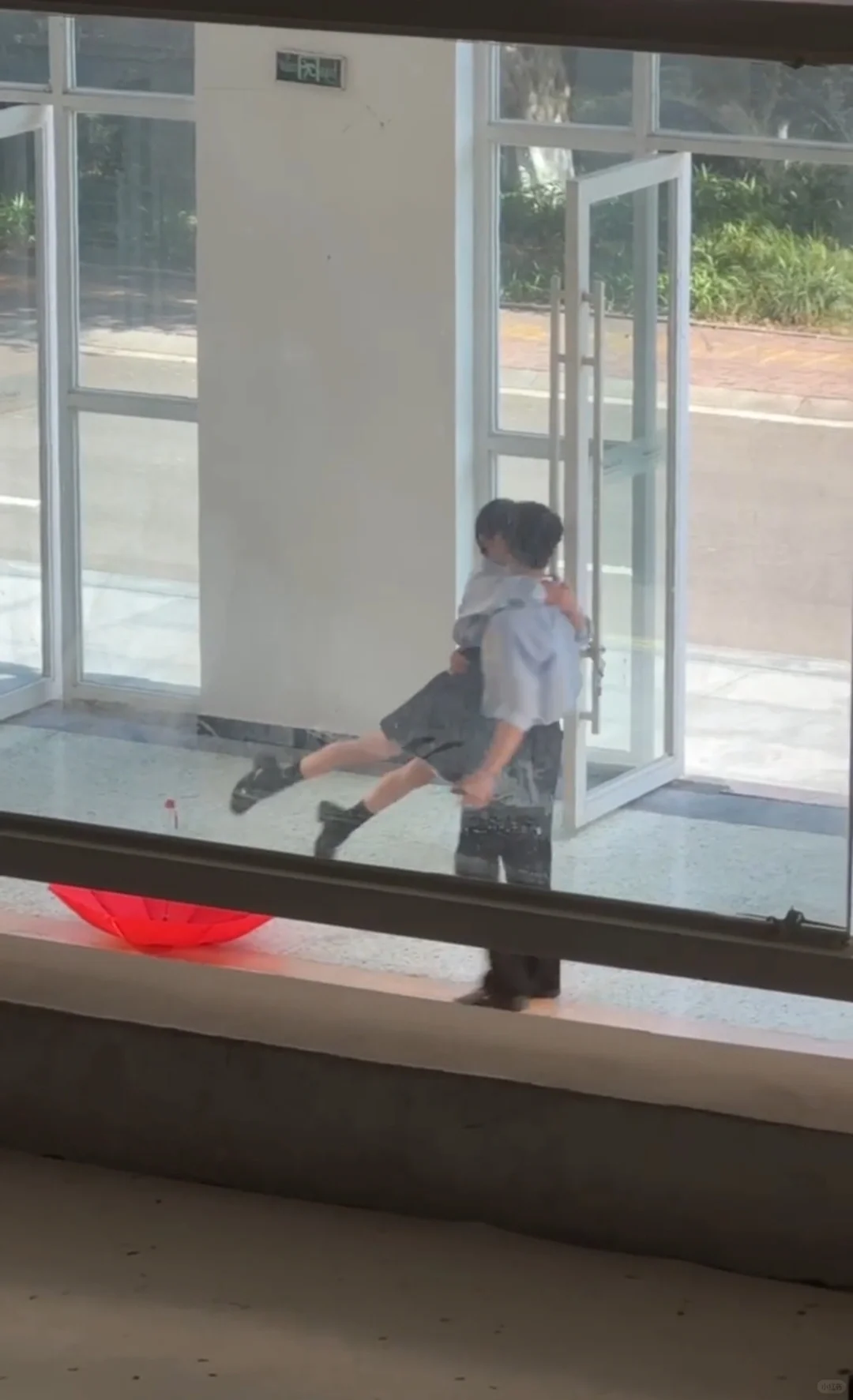 单手抱，抱上了亲上了