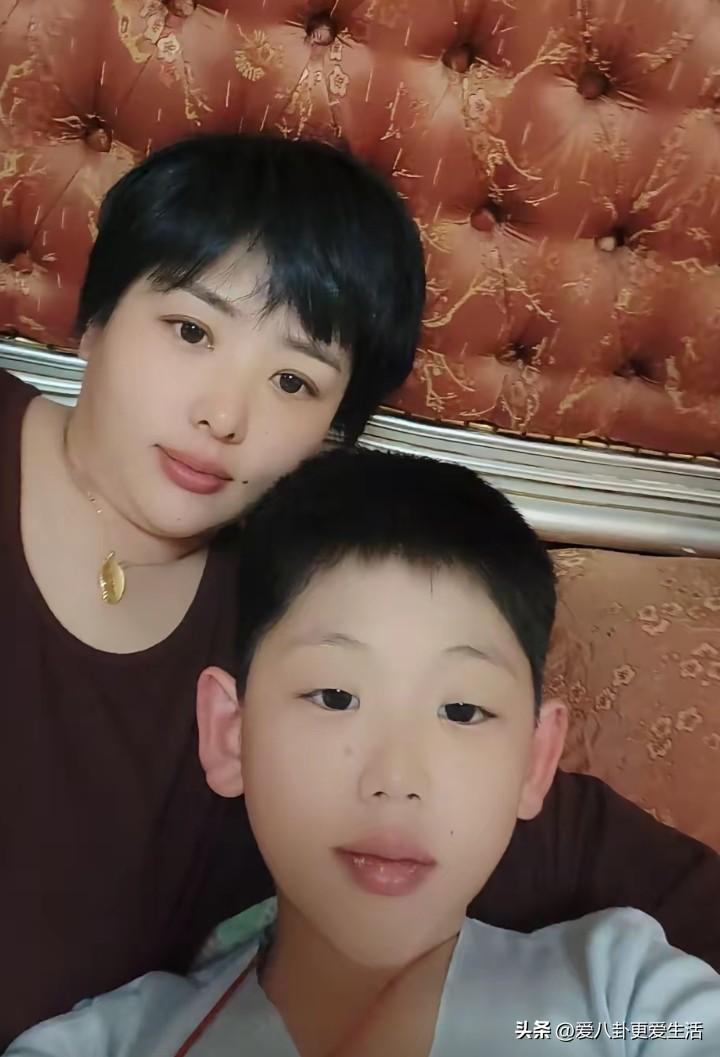 李鹤彪的妻子长得挺漂亮的，这几天正在推销德云的月饼，卖的风生水起。
从他妻子分享