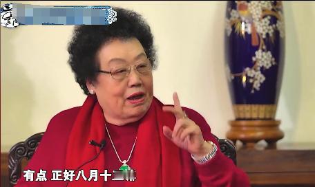 陈丽华说，
“故宫从来没人住过，
但我在故宫住了两宿。”
郭德纲问，“害怕吗?”