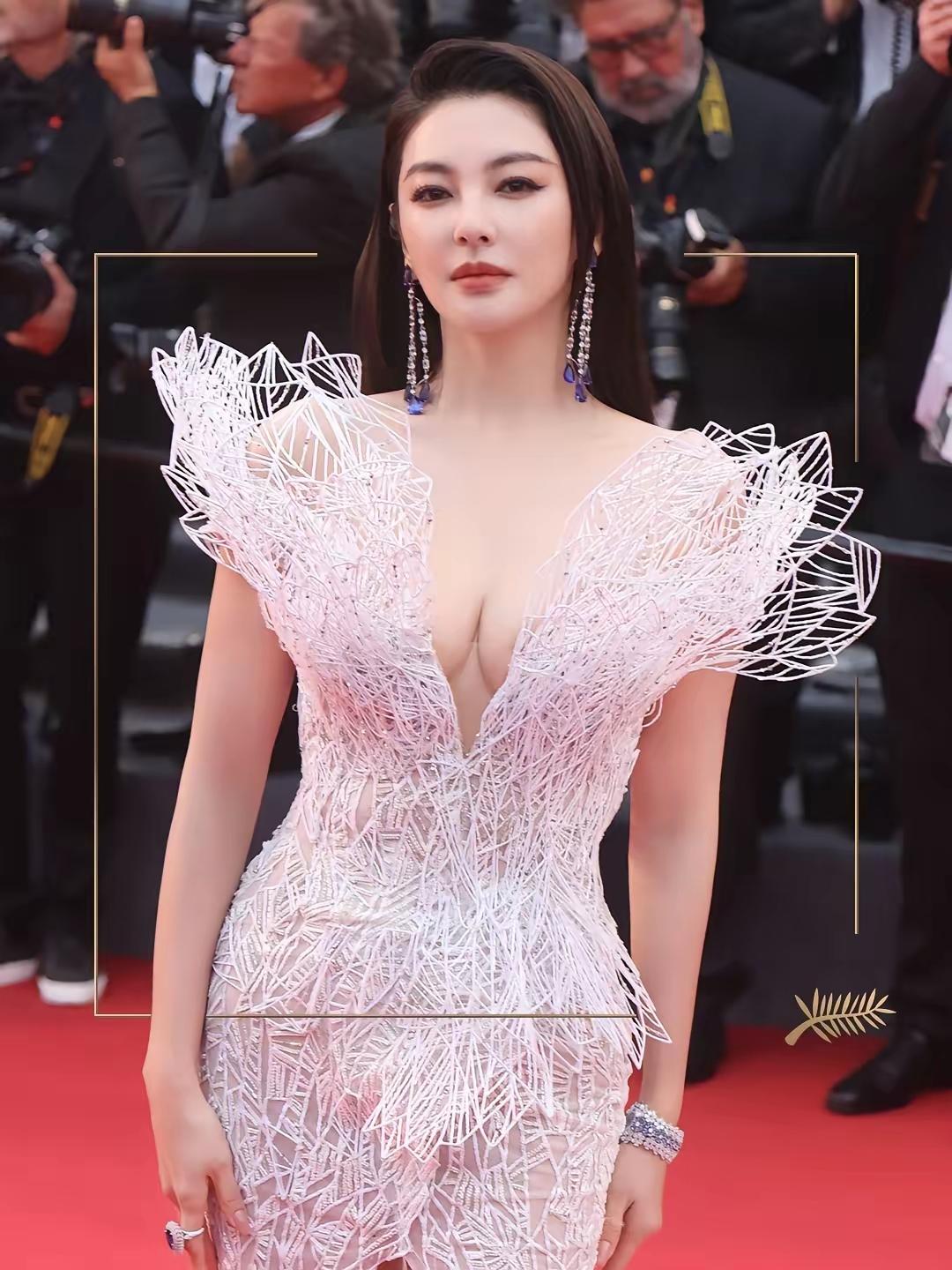 张雨绮这次可真是栽大跟头了！2026年1月24日，她前夫袁巴元的前妻葛晓倩实名举