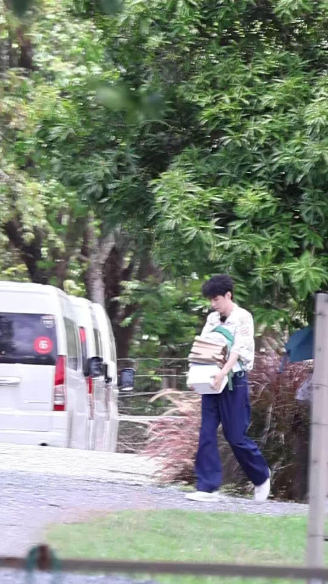 王俊凯穿得像超模干着苦力活 王俊凯粉色花衬衫 王俊凯穿得像超模干着苦力活，王俊凯