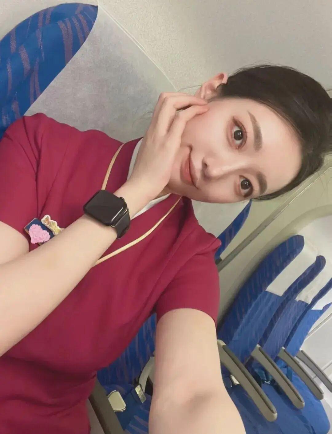 空姐在飞机上微笑自拍。