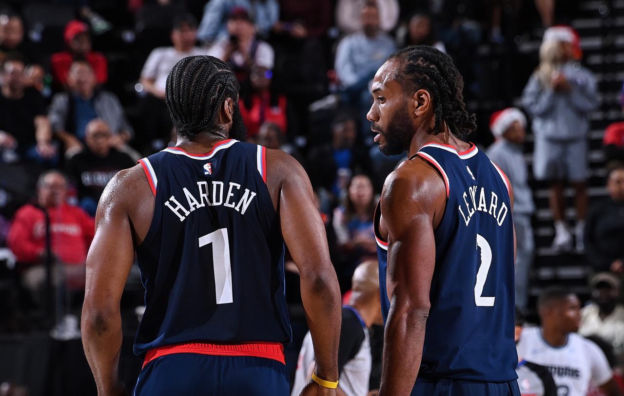 小卡看到ESPN那76.9%的胜率预测，脸都黑了。
他指着更衣室白板，对哈登说了