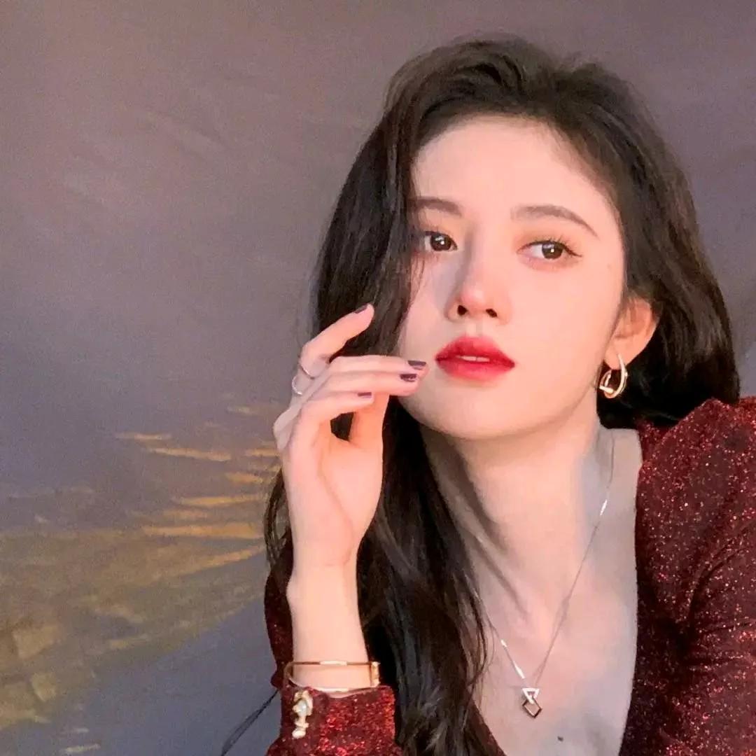 红毯上的闪耀 优雅红唇 闪亮时刻 时尚穿搭红唇礼服 高级感红色穿搭 气质酒红色礼