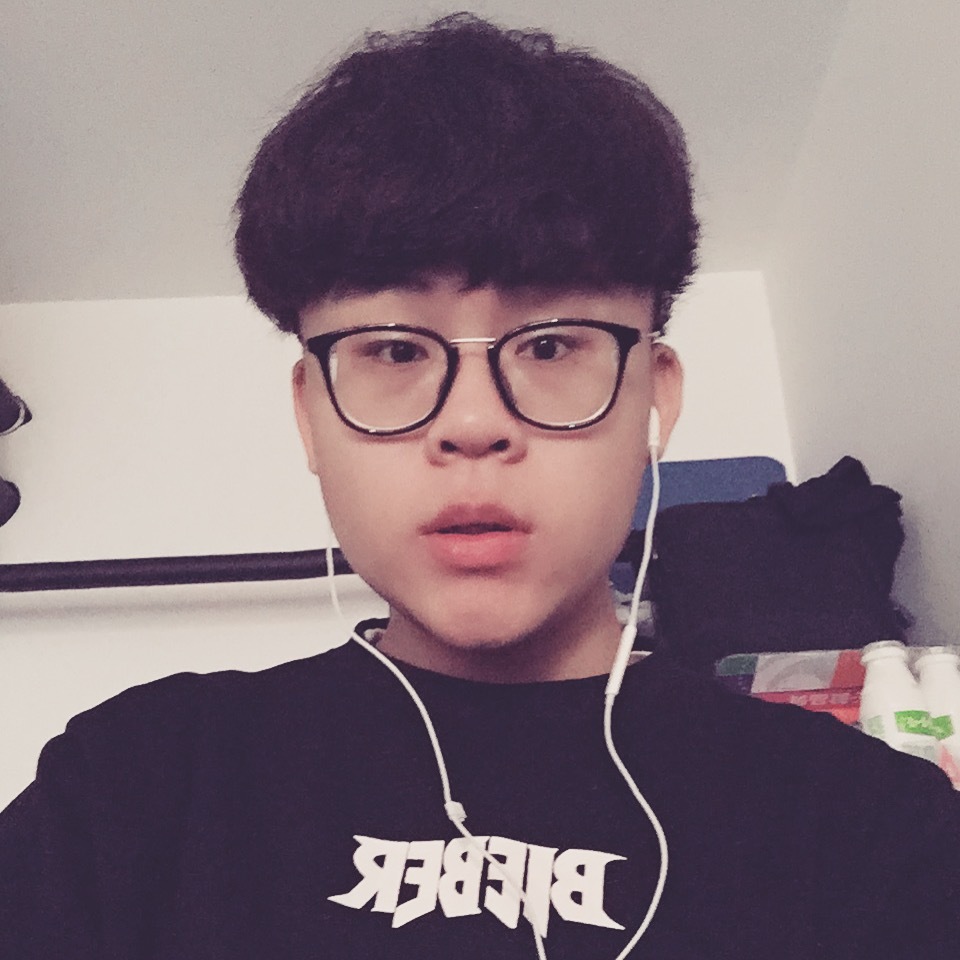 突然发出一张老照片，这是欧哥刚上大二的时候，这也太嫩了