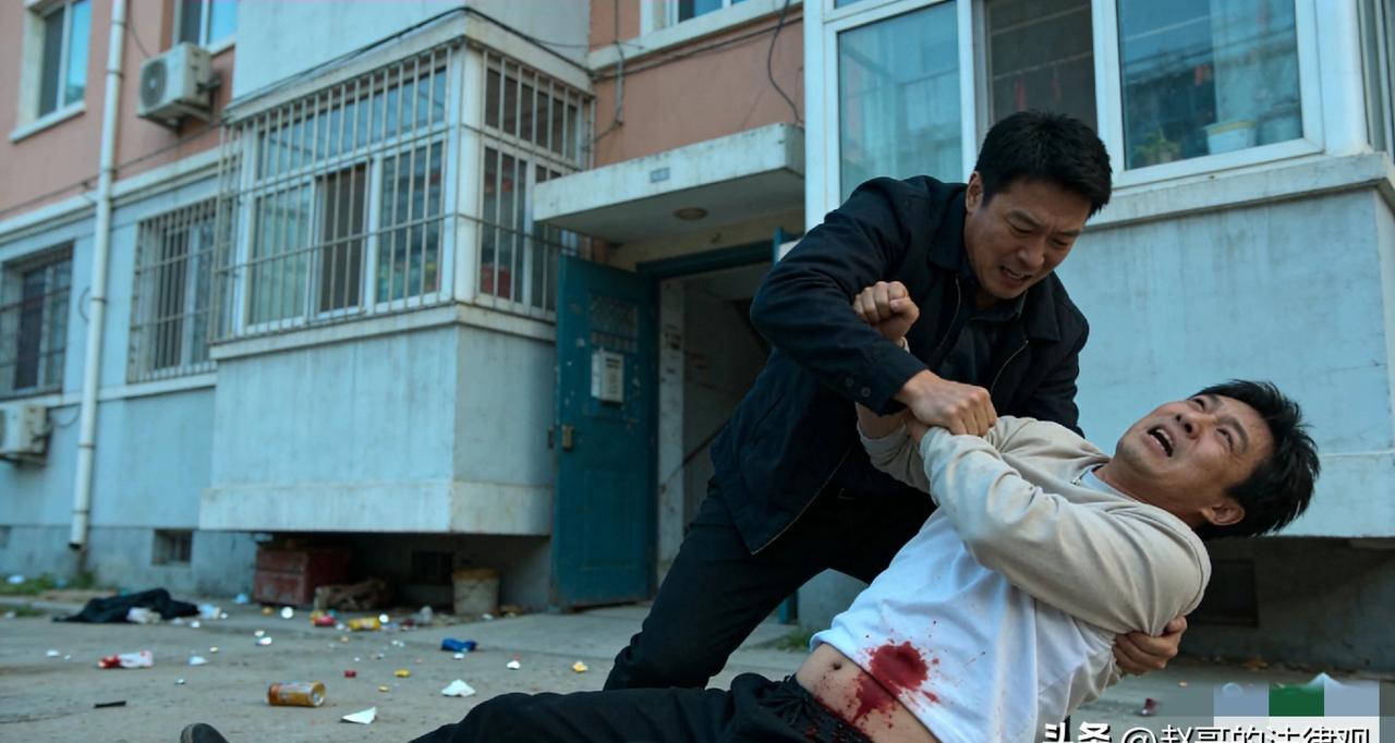 推搡一下就坐牢七年，

刀藏衣兜谁想到，

法律到底在罚谁？

张某在东港看人打