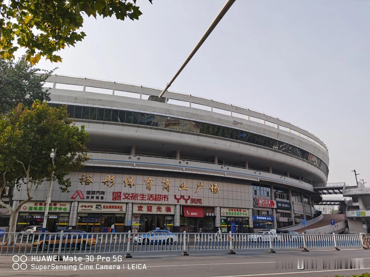 河北裕彤国际体育中心位于河北省石家庄市城市中轴线的商业带中山东路与体育大街交叉口