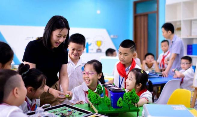 最近常听家长感叹：AI连复杂编程和同声传译都能搞定了，咱们孩子苦练那些“死记硬背