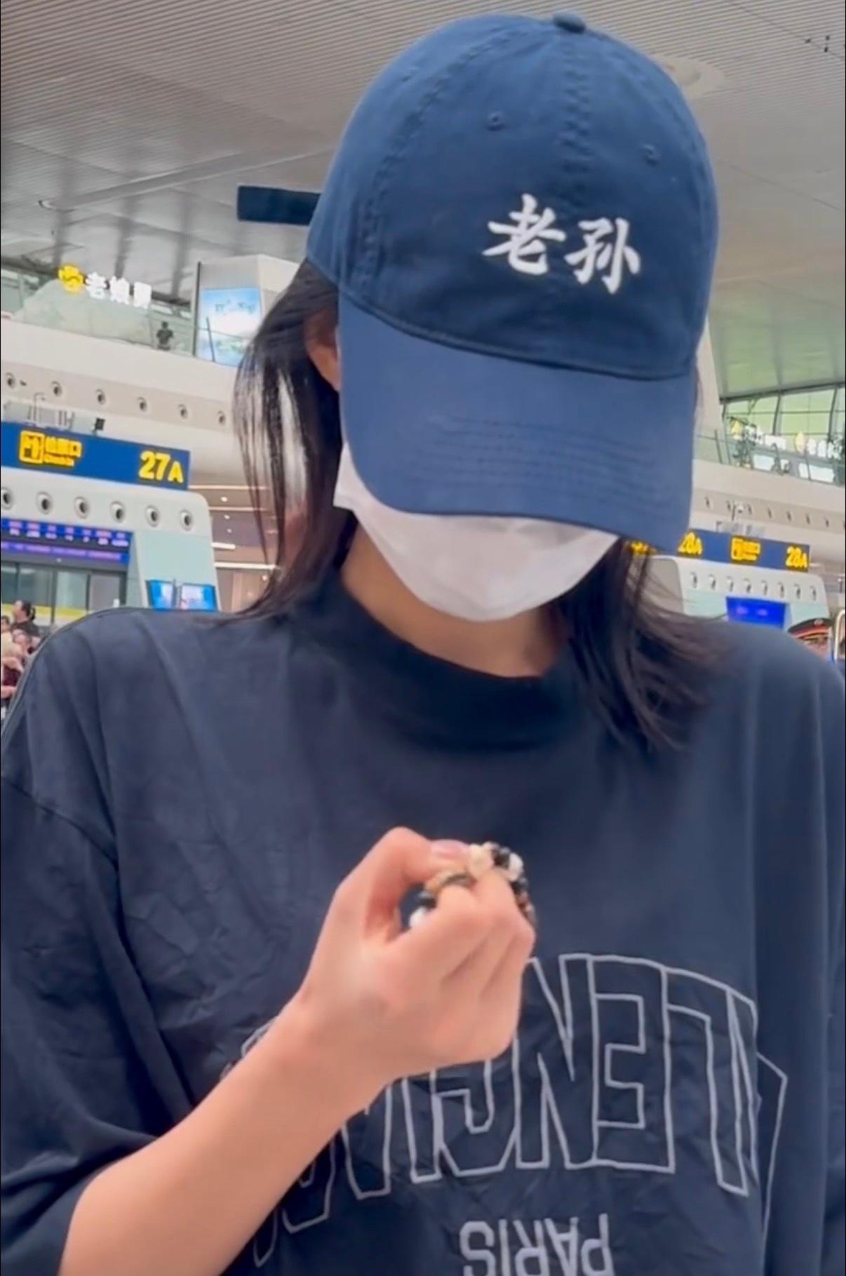 孙怡戴了粉丝送的手链 孙怡乖乖戴上粉丝送的手链，对粉丝的心意太重视了，可姐姐你的
