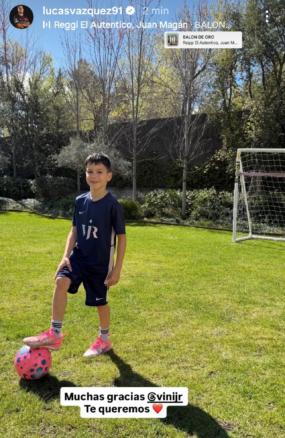 威尼修斯给巴斯克斯儿子送了一套足球装备❤️ 