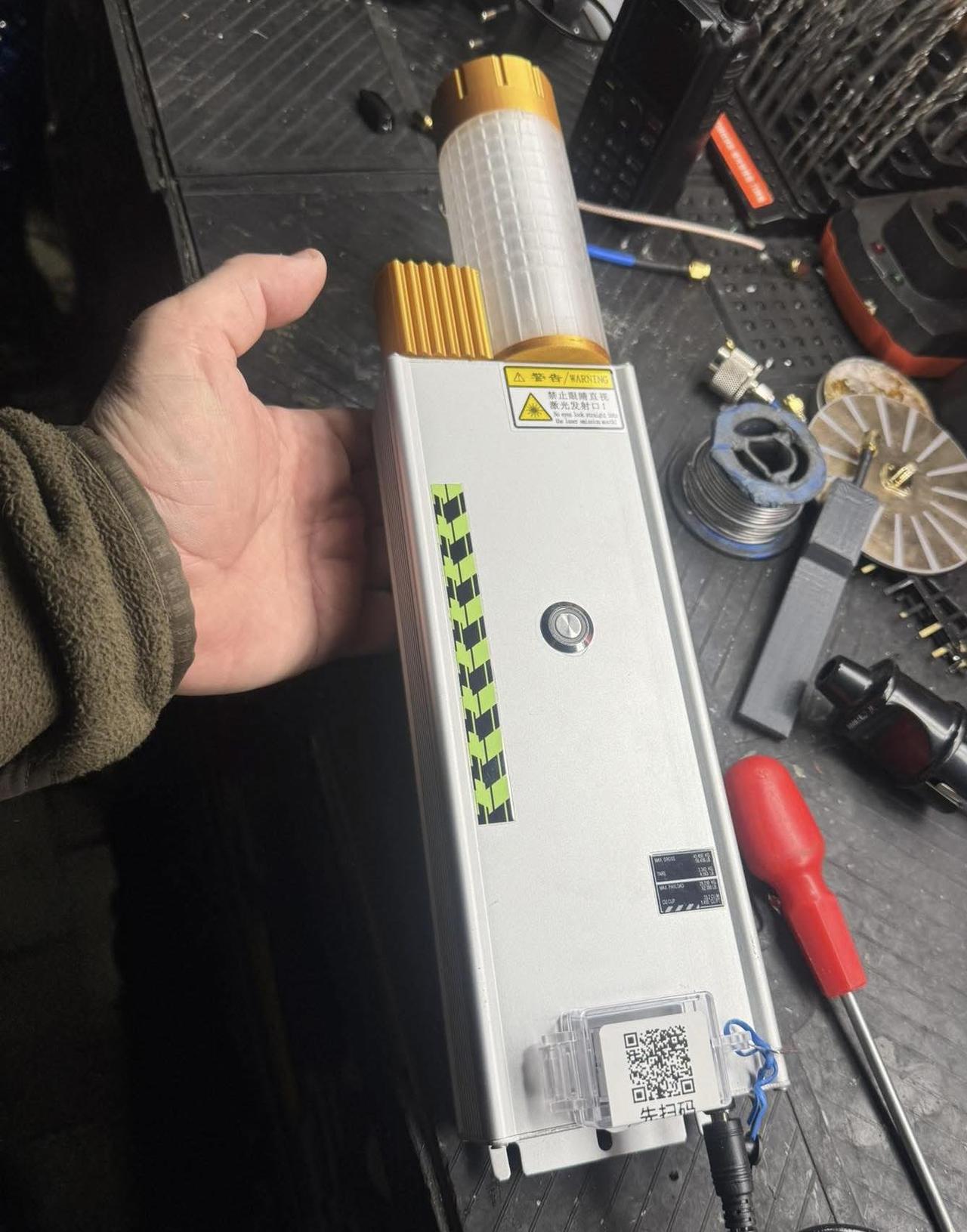 乌军手中的中国产激光发射器！
他们设法弄到了一台中国产的500瓦激光器，但没能从