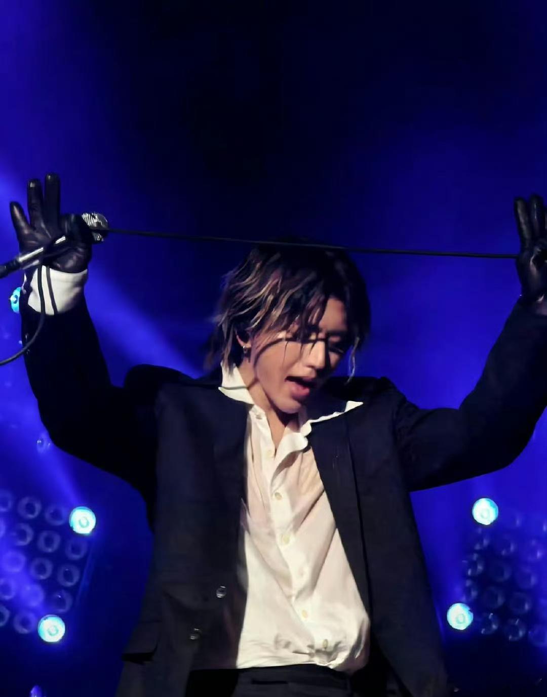 把目光放在蔡徐坤湿透了的白衬衫上眼睛就移不开了，开启自动追踪模式