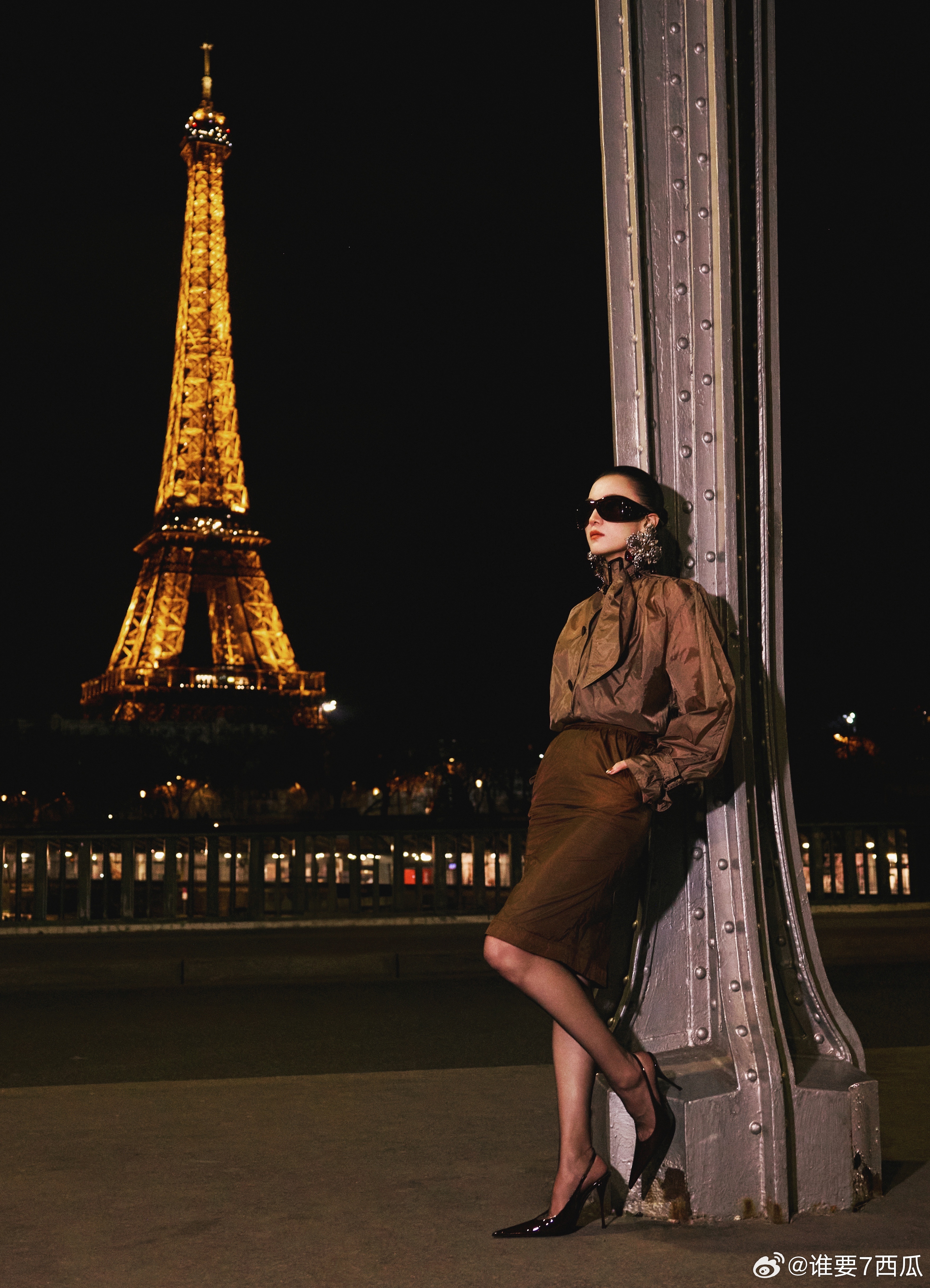 宋佳超大耳环 宋佳就是时尚的引领者，这超大金属雕花垂坠耳环，大得让人惊叹，从耳垂