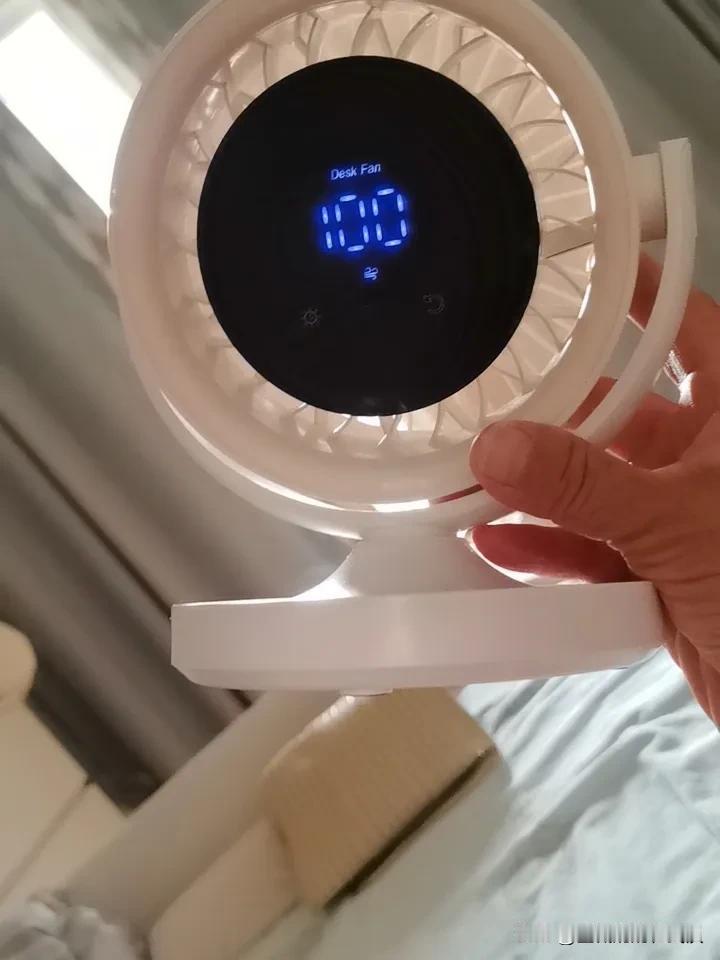 今天上午，我和儿子观点不同，产生了分歧。

武汉昨天下了一夜的雨。儿子说空间中太