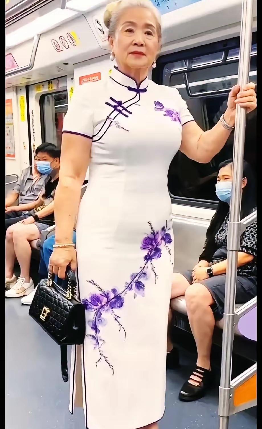 这把年纪穿的得体，自信又大方，从心态上、好在不服老能理解，就是感觉怪怪的，你说累