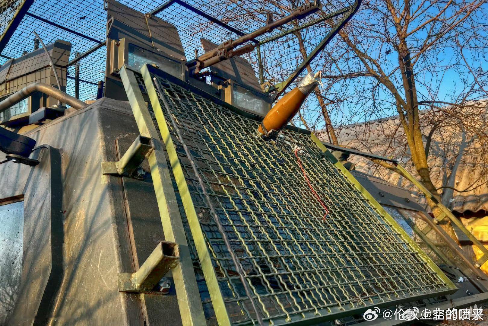 这明显就是 无人机投下的炸弹，引信故障没有引爆。跟巴图鲁那个人肉➕隔栅挡rpg弹