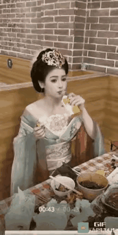 大姐吃饭半小时，拿钱结账 2 小时[呲牙]