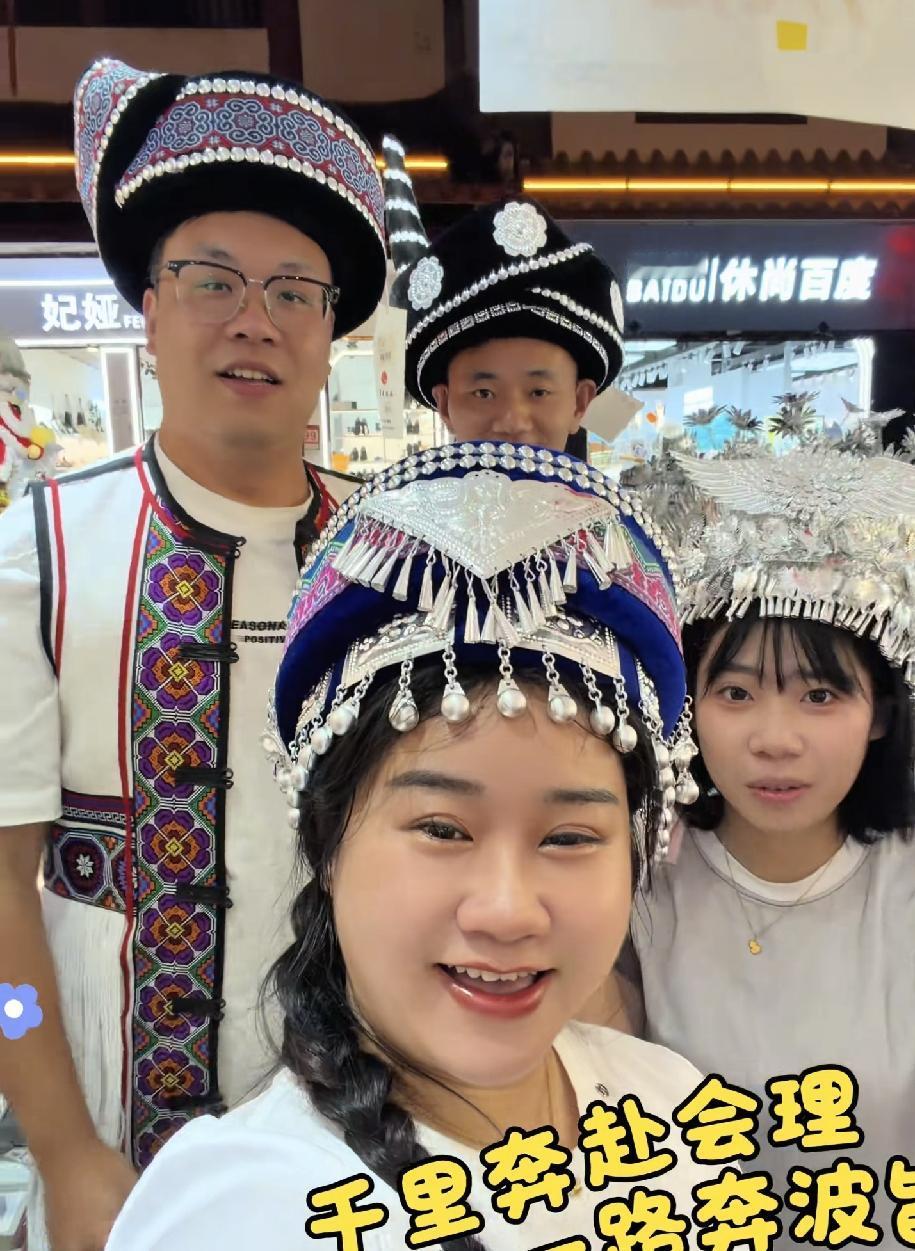 厉怀远带厉嫂大厉三水还有发小游玩四川会理古城，他们是晚上去的那里的夜景很美，但是