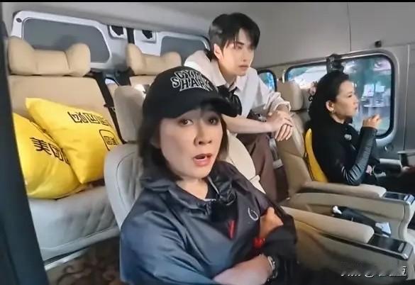 刘嘉玲突然盯着邵子恒，
问：男生看女生先看哪？
邵子恒愣了两秒才反应过来，赶紧接