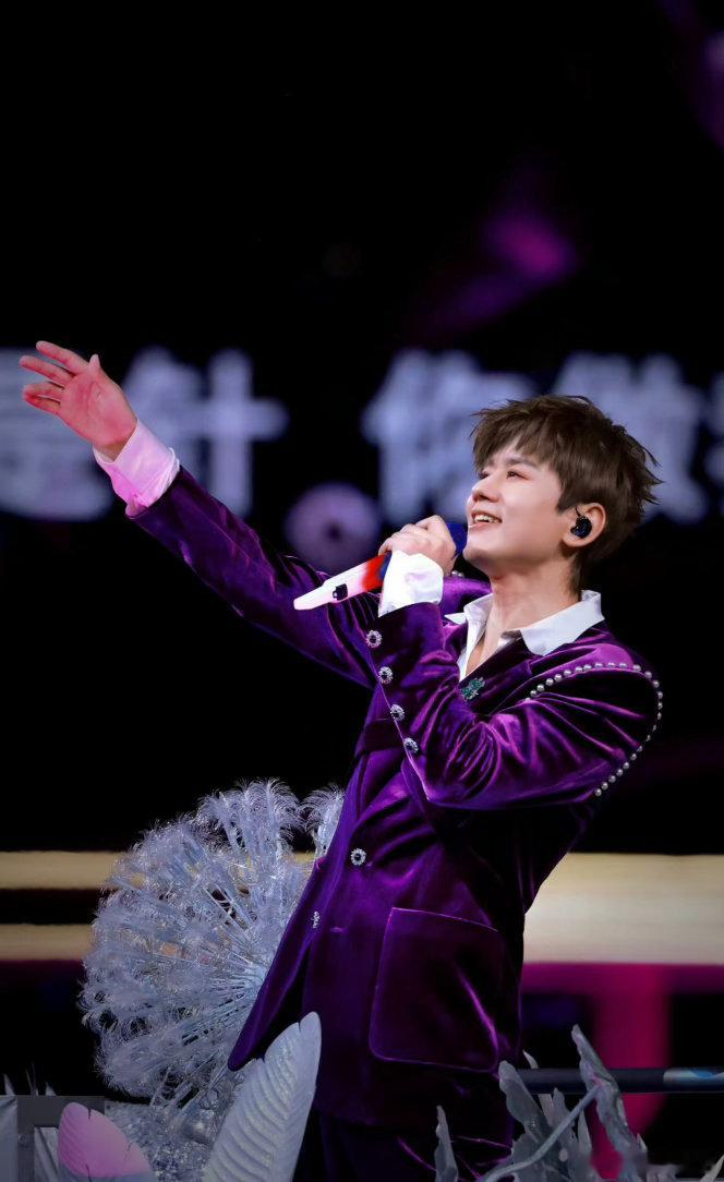 张杰站在华语乐坛舞美之巅你可以永远相信张立冬对舞台的真诚！万平主舞台、巡游小火车