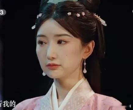 感觉毛晓彤现在的面部下垂好严重，是已经上年纪了吗？ ​​​