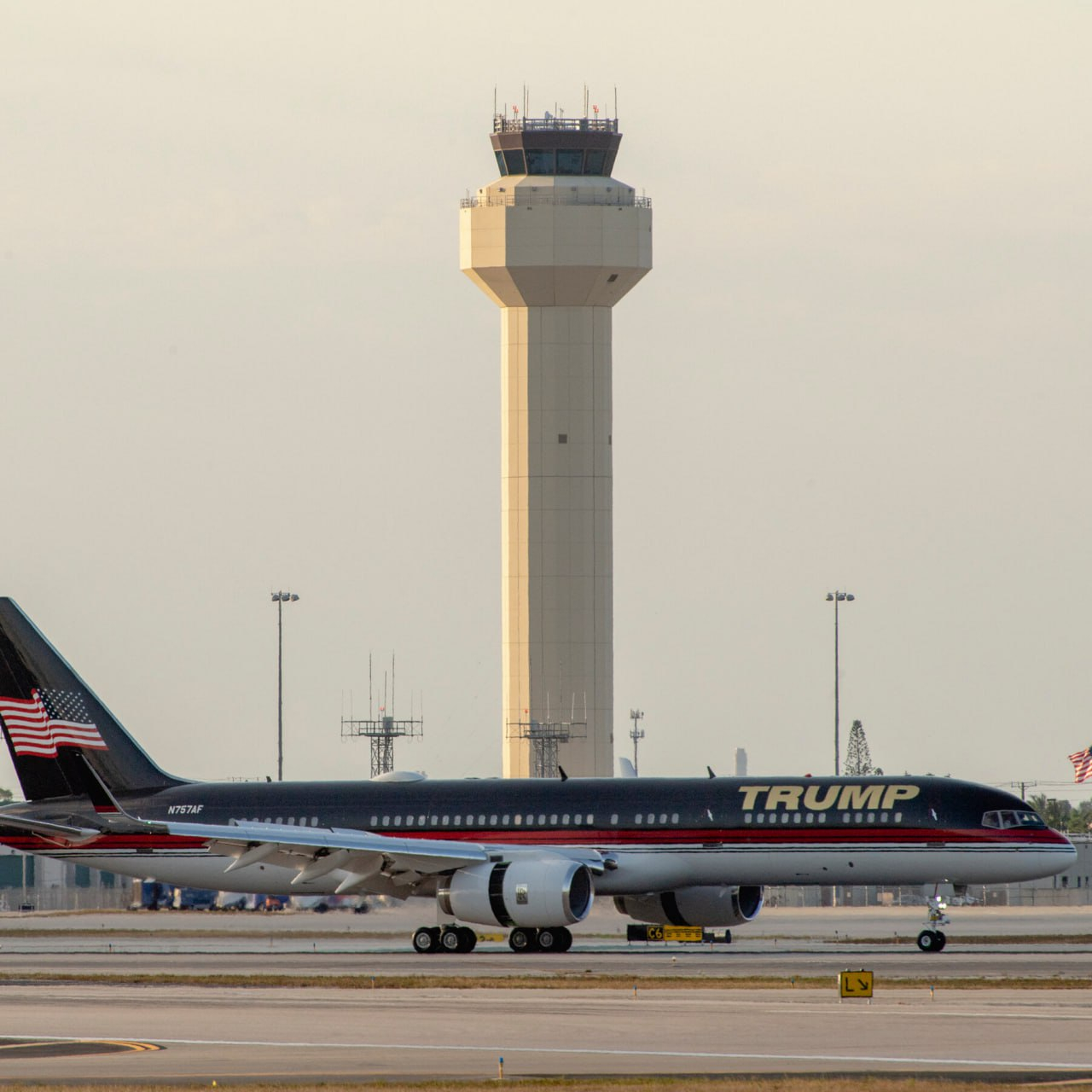 唐纳德·特朗普飞往达沃斯的专机因“技术故障”返回安德鲁斯空军基地。美国总统计划改