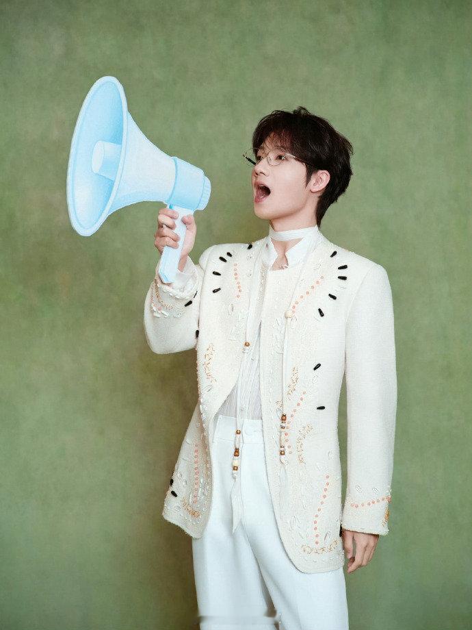 蒋敦豪 我哪敢评价那英蒋敦豪一句 “我哪敢评价那英” 笑不活了！当初还是那英为他