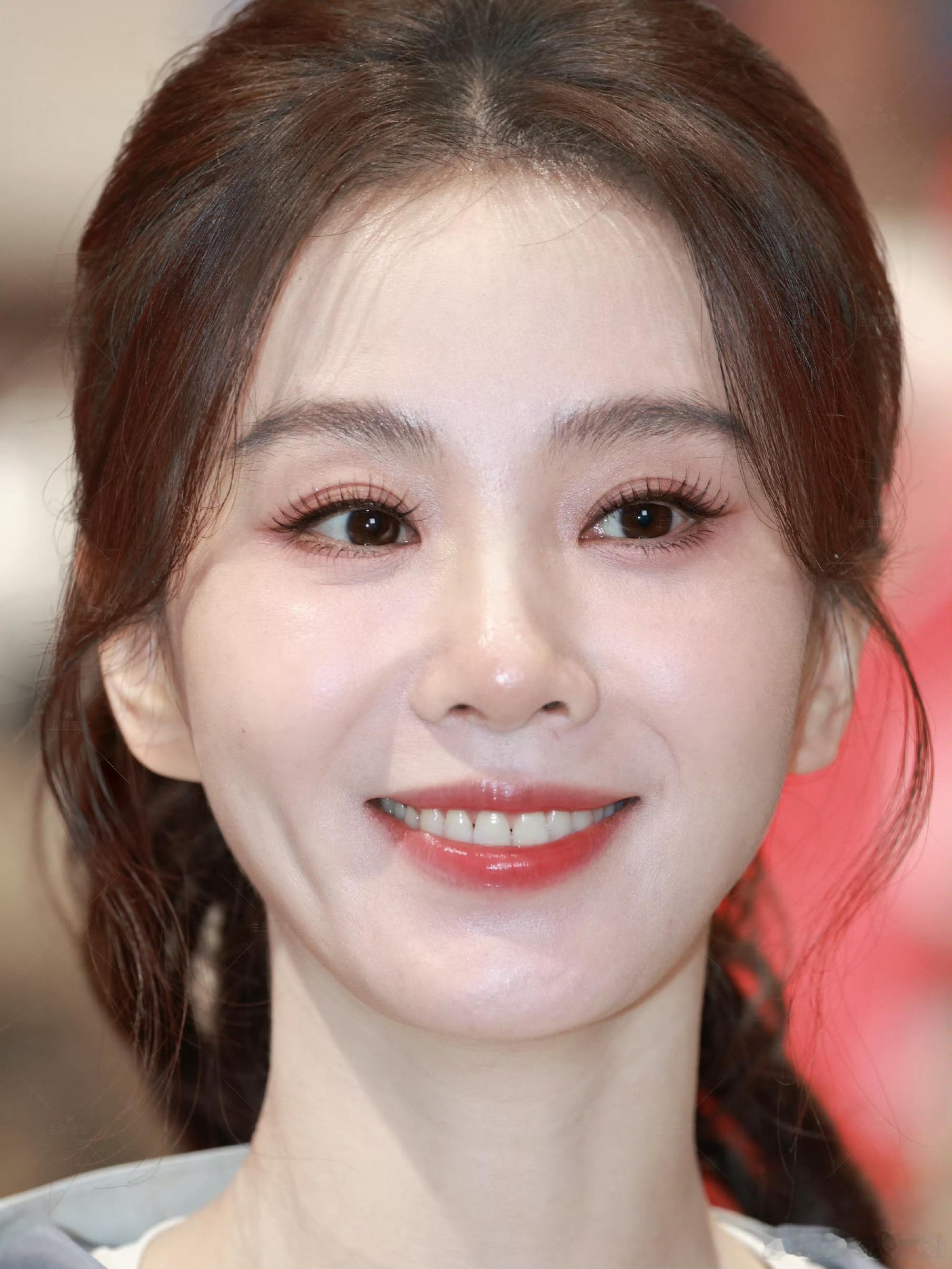 刘诗诗高马尾青春女大刘诗诗生图，这皮肤，这五官，这状态，这牙齿，都好羡慕