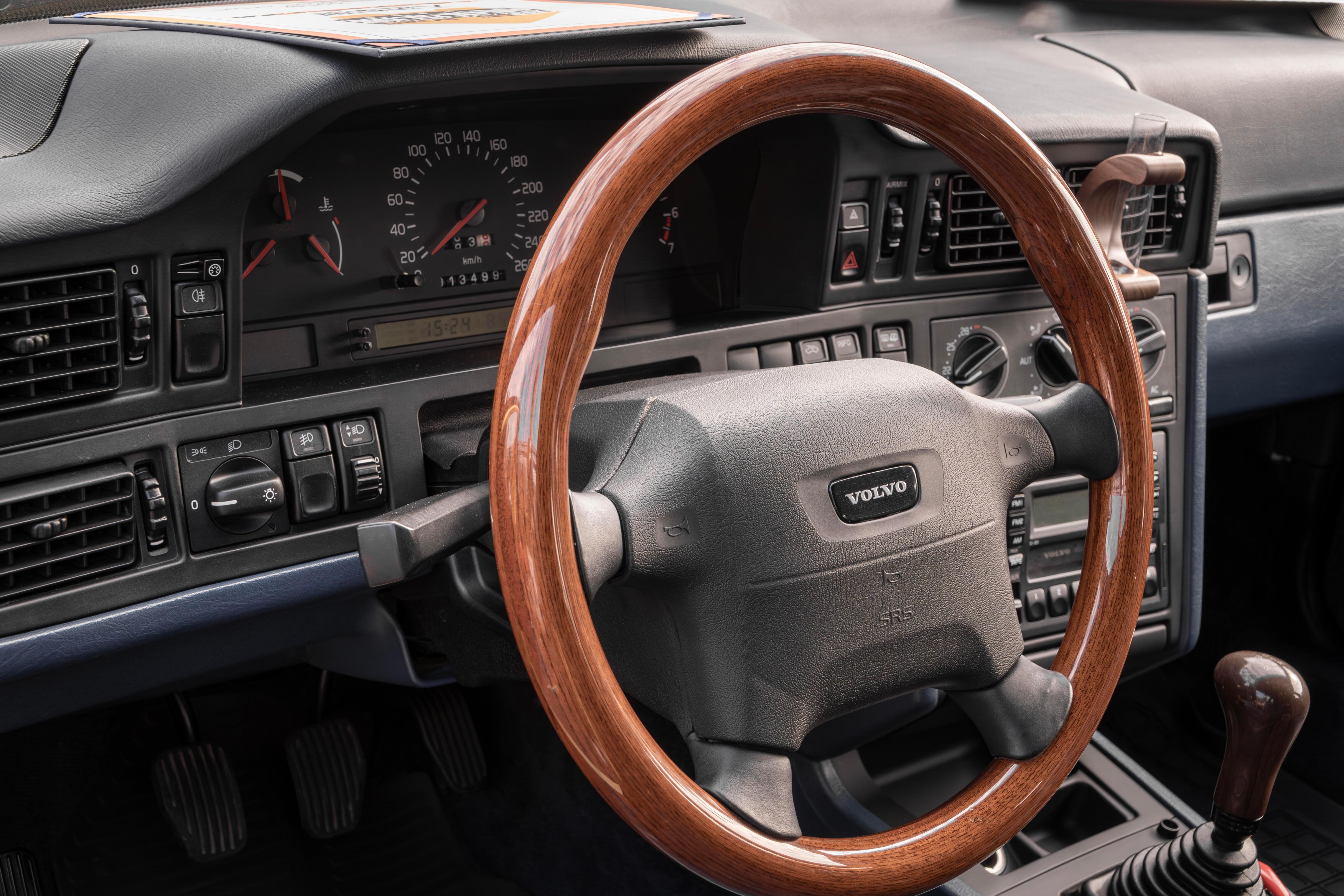 老车内饰的复古感太戳人了！真皮座椅的褶皱、实体按键的排布，每处细节都藏着当年的精