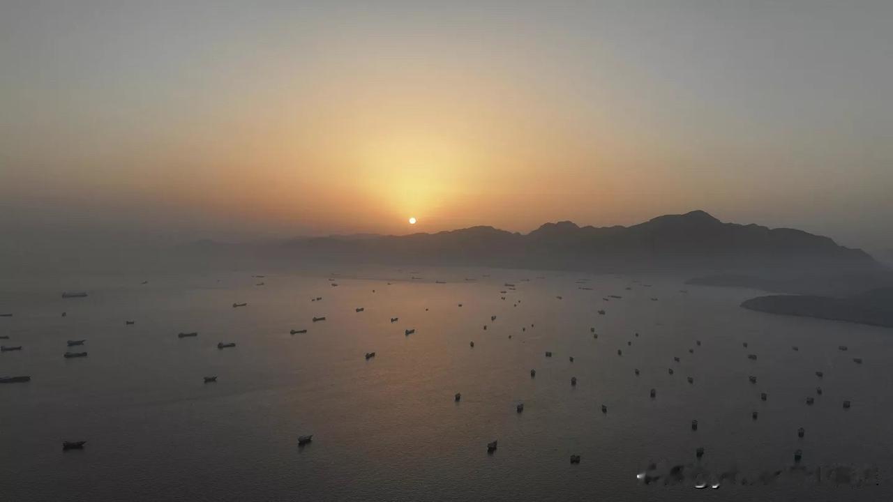 【伊朗关闭霍尔木兹海峡】
    伊朗哈塔姆·安比亚中央总部6月20日表示，鉴于