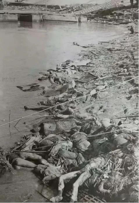 图为1937年12月，南京长江边死难者的尸体……
1937年的平安夜，对南京人民