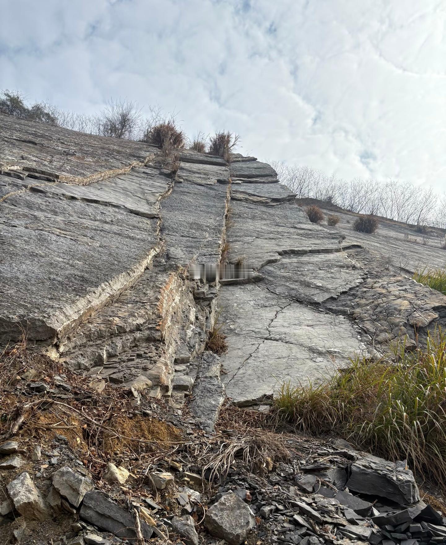 在绍兴，有一处浙江极为少见的寒武纪叠层山体，里面出土大量化石，还有不少金属矿石。