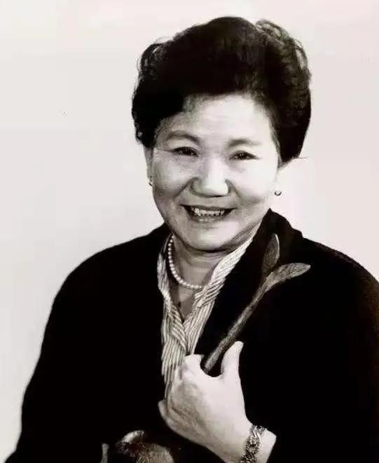 2000年，快咽气的赵丽蓉在家人的帮助下穿好寿衣，立好遗嘱，嘱咐儿孙们：“我就是