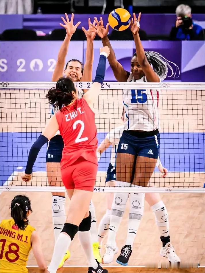 巴黎奥运会凌晨战报，中国女排直落三局战胜法国队。
8月2日
A组第二轮
中国🇨