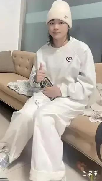 婵宝，真是一个有福气的孩子。
一身的白衣服，眼目温柔且坚定。
转道滑雪，悟性高，