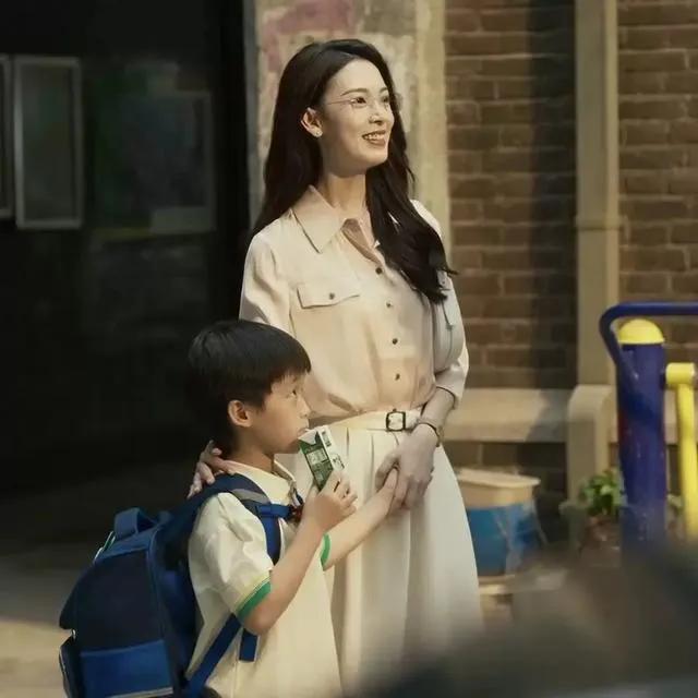 《玫瑰的故事》里白晓荷的儿子乐乐99%是黄振华的，很多人都说乐乐是白晓荷领养的孩