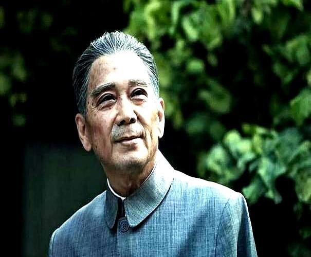 71岁的孙维民第72次演周恩来，皱纹、白发全来真的。弹幕却炸锅：总理不该这么老。