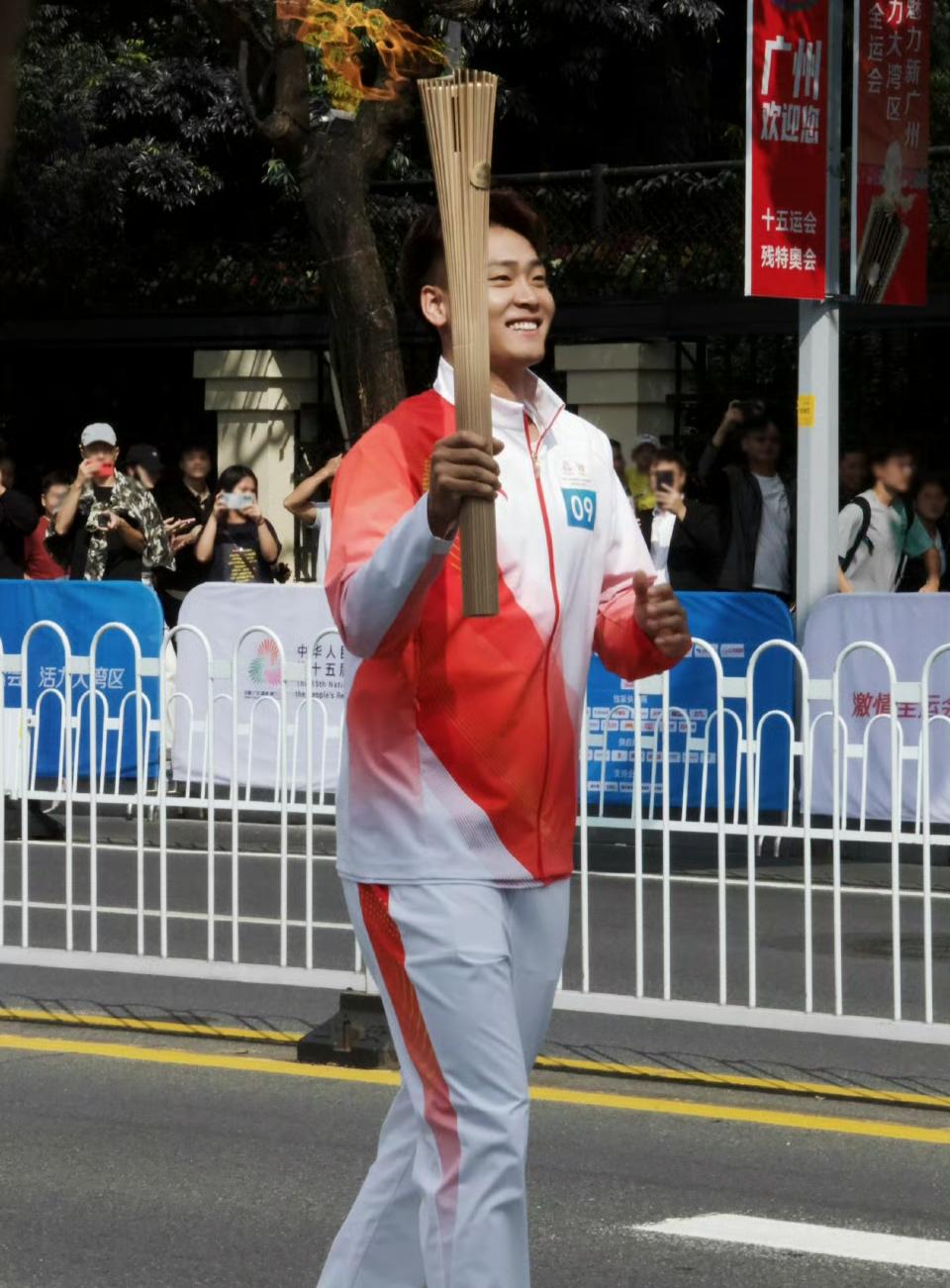 十五全运会火炬传递到了广州，男篮球员赵睿作为第9棒火炬手登场，现场一片欢呼后赵睿