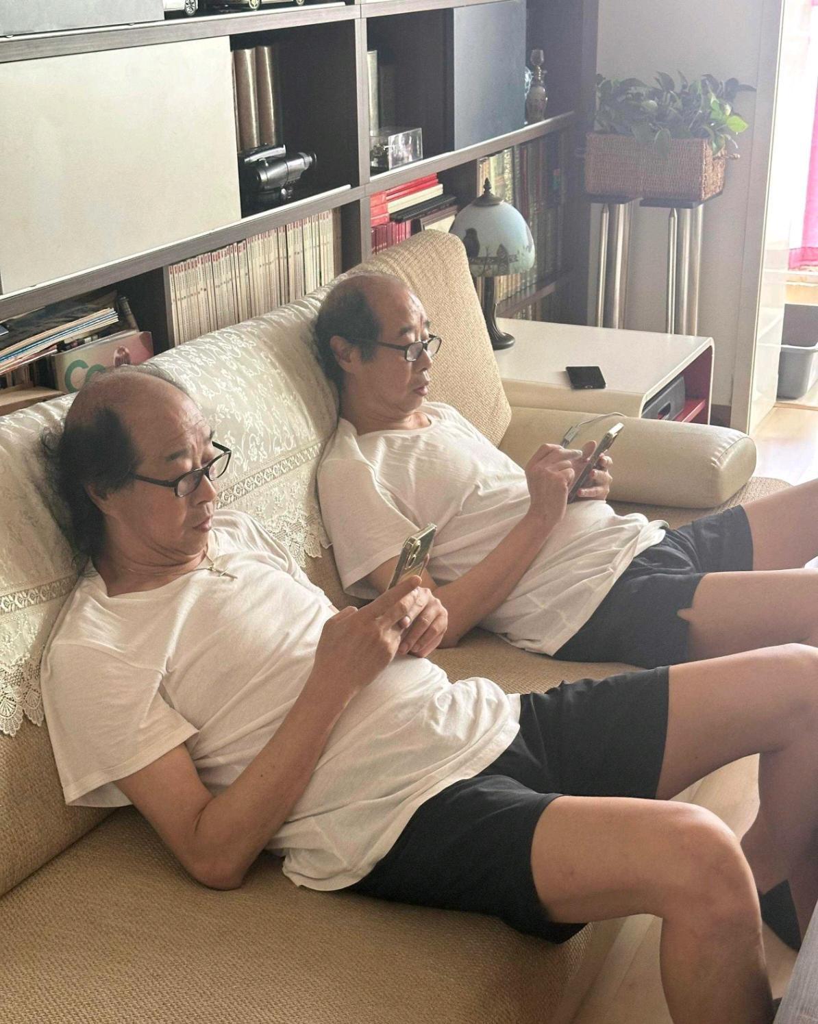 基因这玩意太神奇了，这一对双胞胎不仅相貌一样，连秃的程度都完全一致！