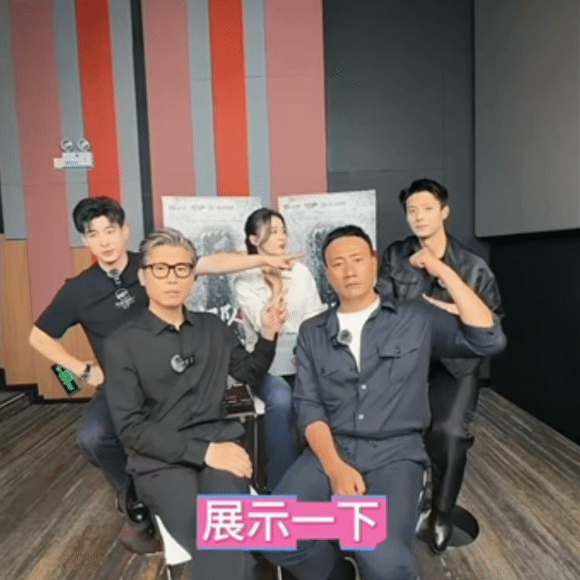 胡军说当不了李乃文的爹 《归队》剧组直播秒变相声专场，胡军一本正经表示"当爹得看