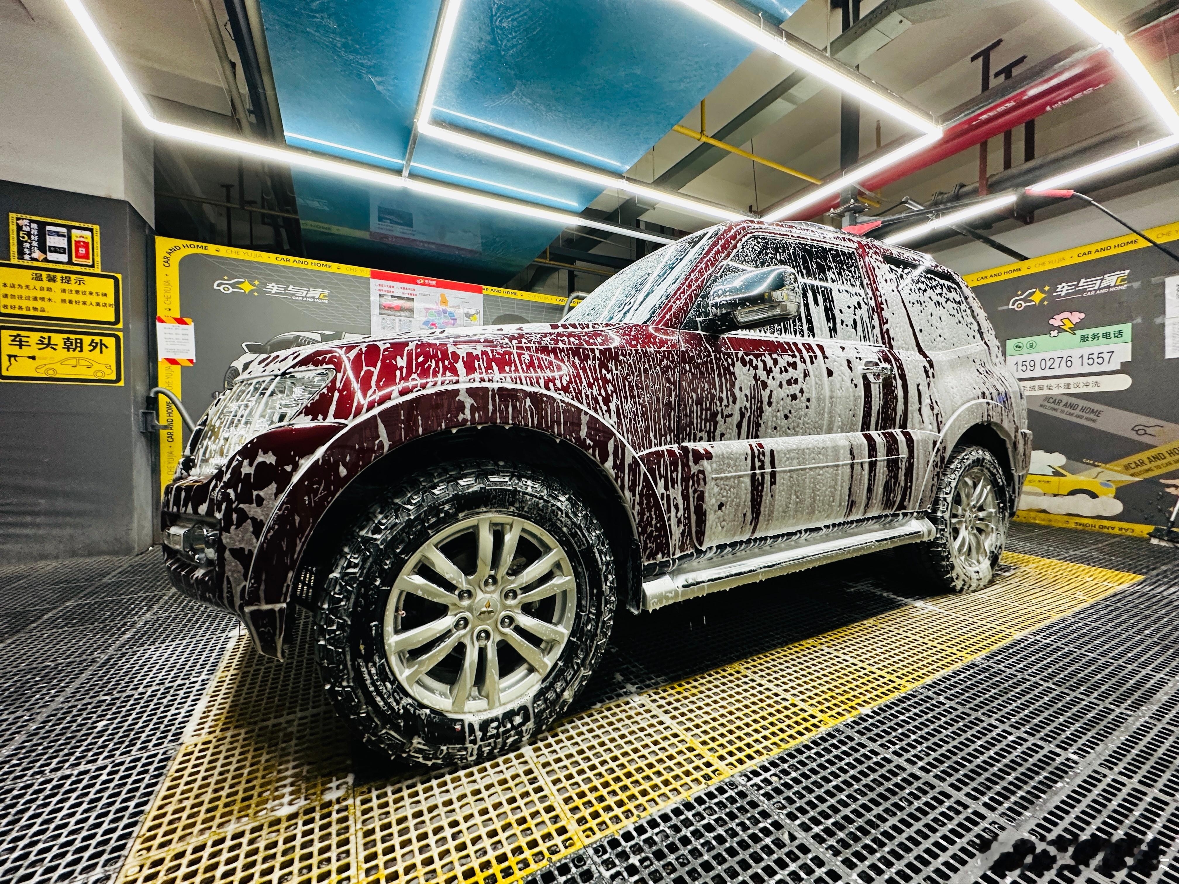 帕杰罗  Keep working on the red beast.三菱帕杰罗