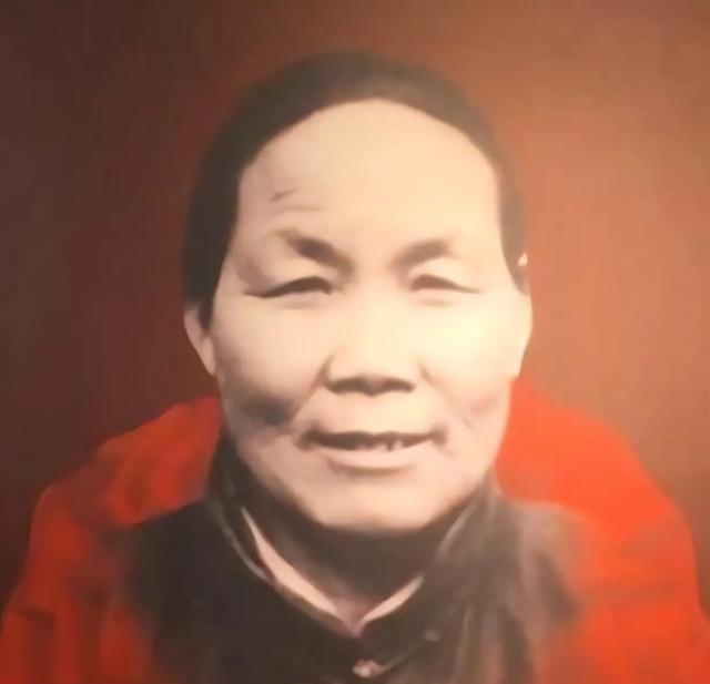 1940年，山东一大娘给八路军煮了浓稠的小米粥，饥饿的战士们狼吞虎咽。班长发觉不