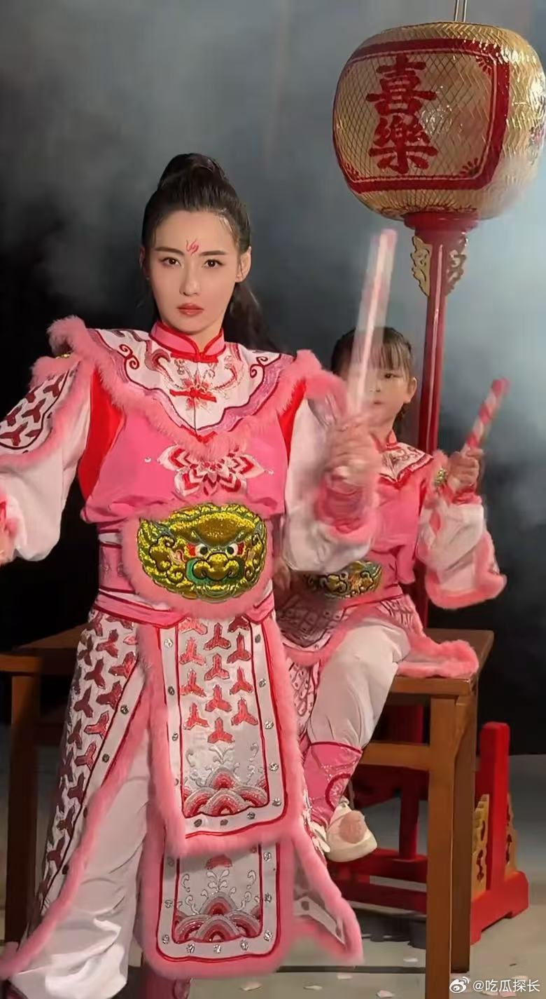 张柏芝英歌舞变装英歌舞遇上张柏芝，碰撞出超燃火花！动作铿锵有力，气场碾压全场，把