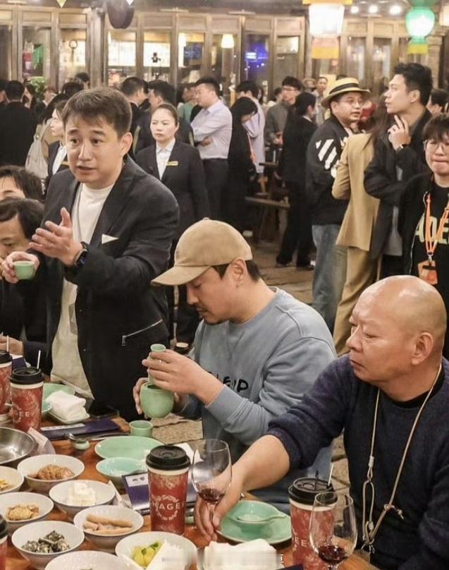 黄磊沈腾参加乌镇戏剧节同桌吃饭照片相谈甚欢~ ​​​