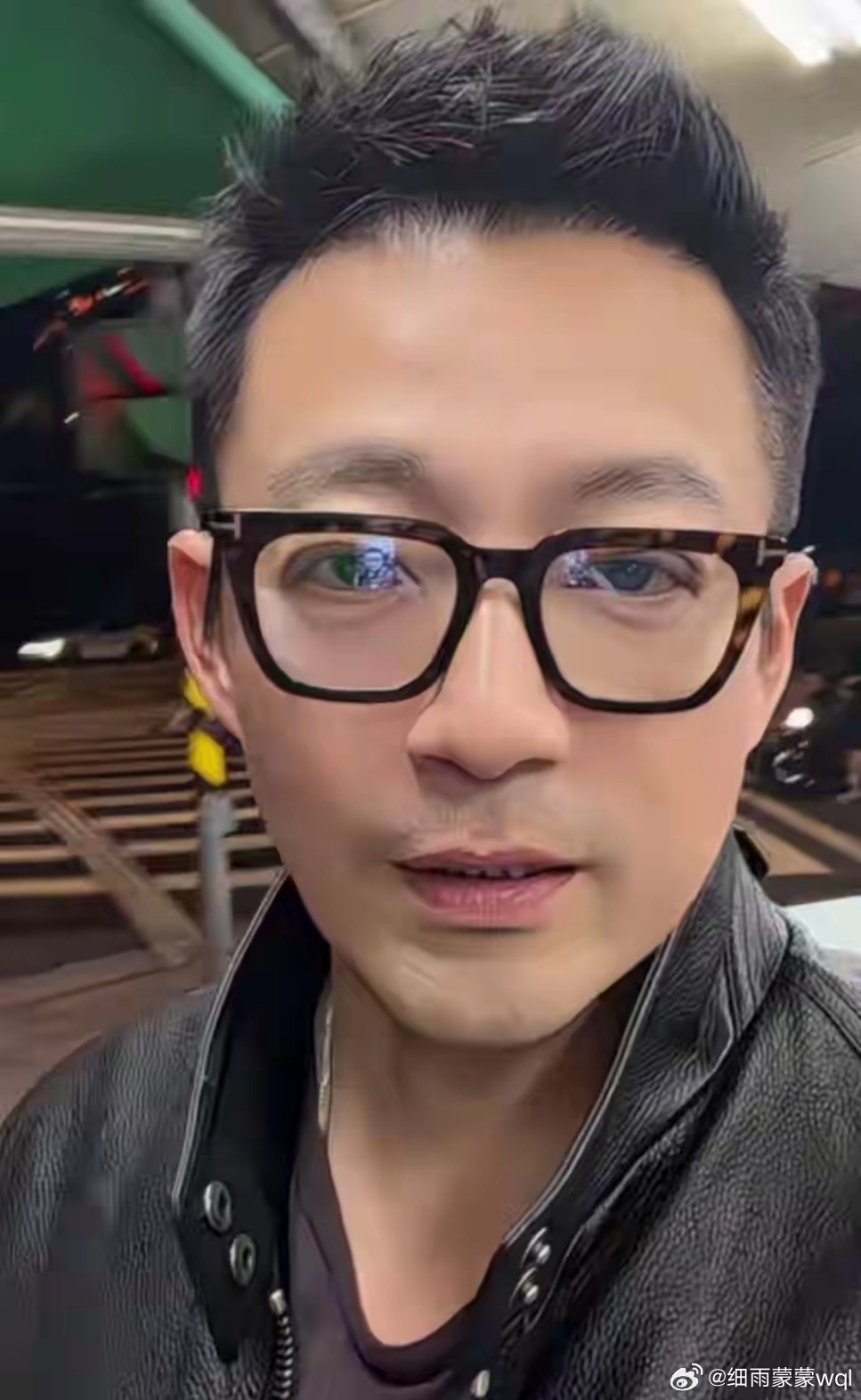 汪小菲猛地打断张兰直播，不是情绪失控，而是藏着一个男人最深的恐惧。你以为看到的是