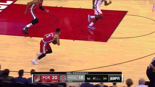 CJ推球变向过哈登，非常实用的一招。 